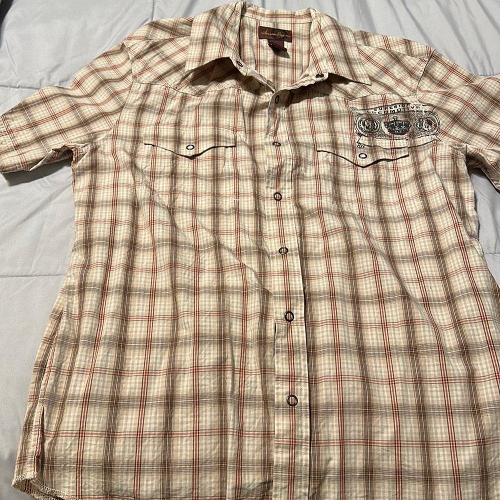 Khaki striped men’s medium short sleeve shirt.